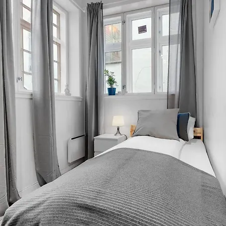 Private Affordable Single Next To Fish Market Apartment *